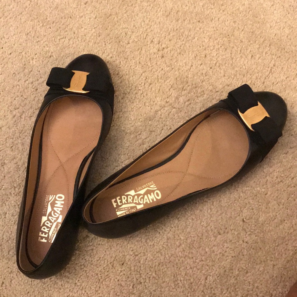 Black women’s size 8 ferragamo ballet flats